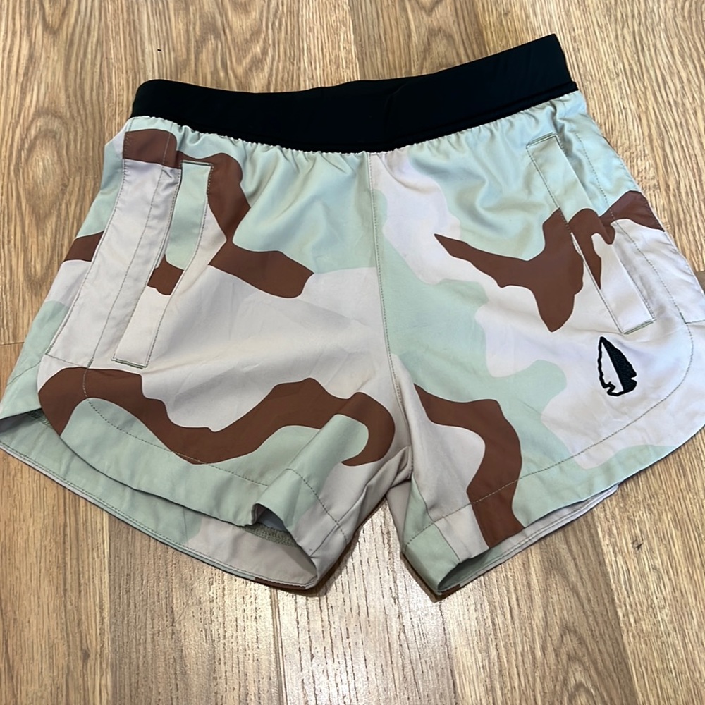 Tachuntfish desert camo shorts sz XS